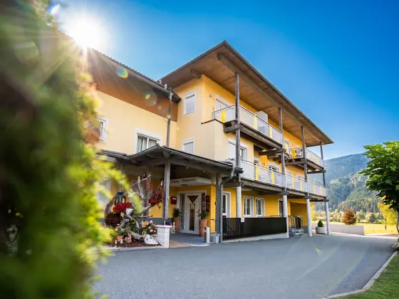 View of the Hotel Garni Zerza.