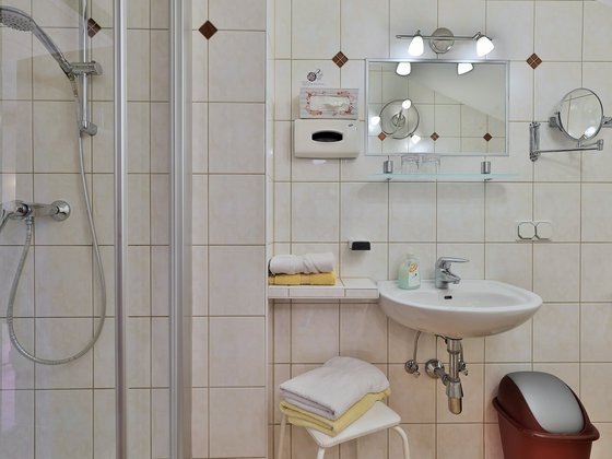 Bathroom in a Standard Double Room at Hotel Garni Zerza.
