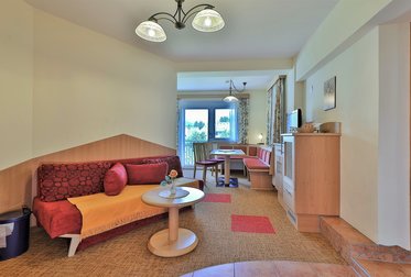 Living room in family room No. 6 at Hotel Garni Zerza