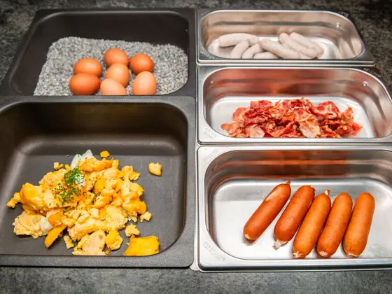 Hearty breakfast options at the Vista Restaurant's breakfast buffet.