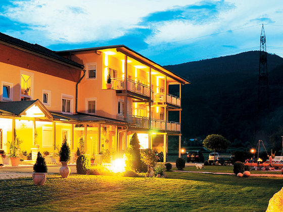 Hotel Garni Zerza in the evening.