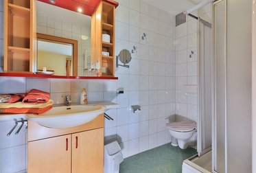 Bathroom in family room No. 6 at Hotel Garni Zerza