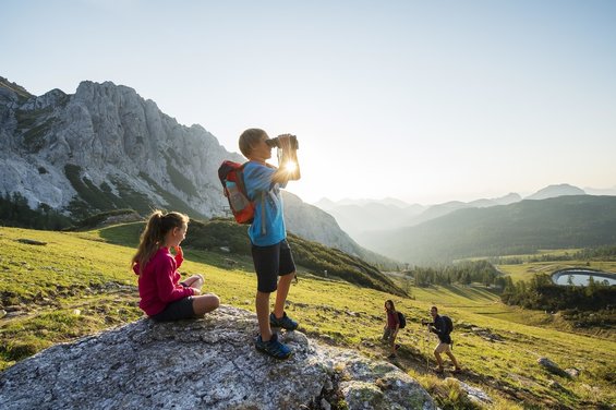 Hiking with the whole family (c) Daniel Zupanc