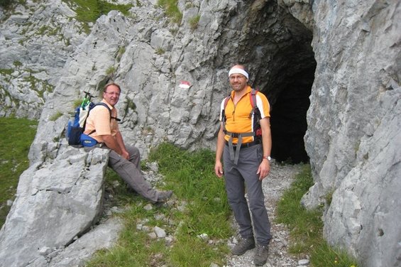Hikers in front of a gorge at Nassfeld