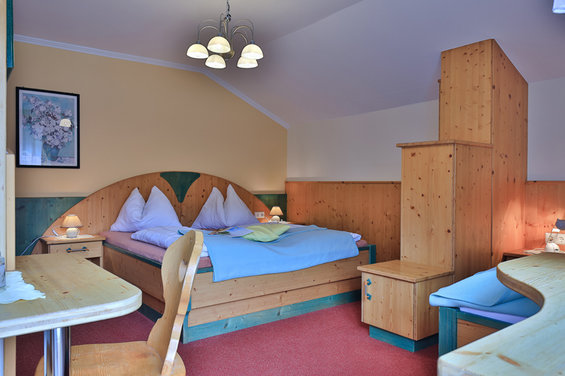 Double bed in triple room