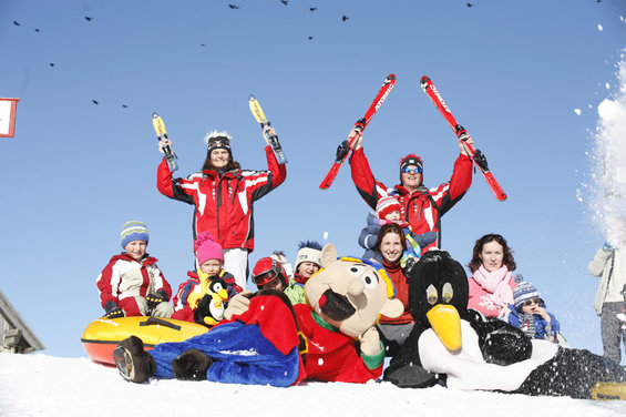 Children with ski instructors at Nassfeld in Carinthia