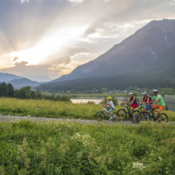 Pleasure cycling with the whole family at Lake Pressegger See, Copyright nassfeld.at Tinefoto Martin Steinthaler
