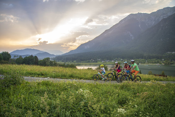 Cycling tour with the family on Lake Presseggersee.