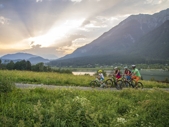 Cycling tour with the family on Lake Presseggersee.