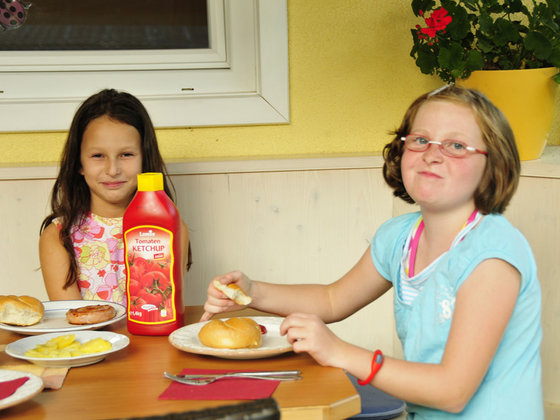 Children at the barbecue evening at Hotel Garni Zerza.