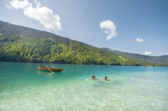 Swimming in Lake Weissensee with its blue waters (c) Edward Gröger.