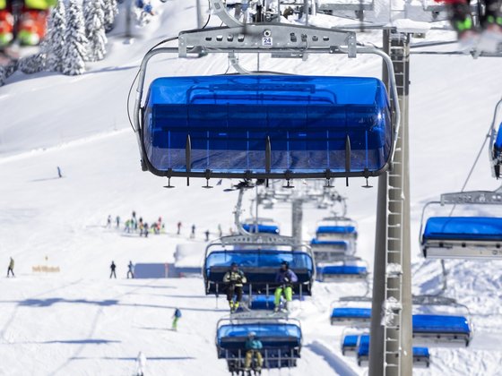 Chairlift in the ski resort (c) Martin Luegger.