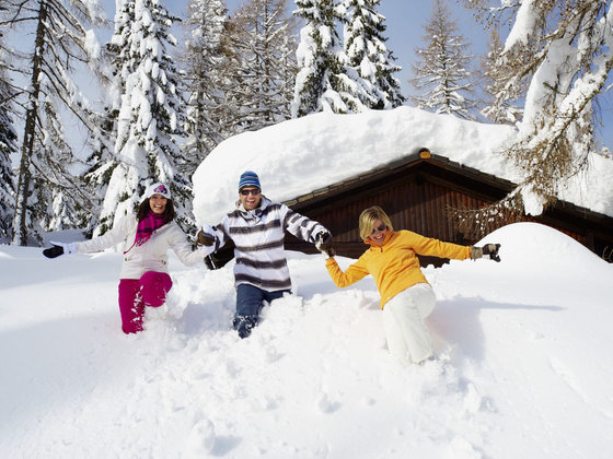 Family fun at the winter Hotel Garni Zerza in Carinthia