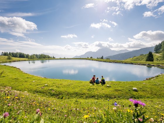 Family by the lake in Carinthia (c) nassfeld.at.