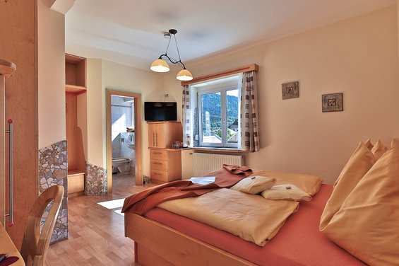Comfort room without balcony - 19 to 25m² - here room no. 3 in the Hotel Garni Zerza at Nassfeld