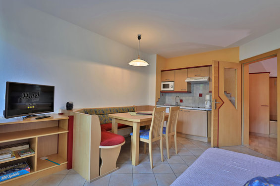 Living area in the Hänsel & Gretel 1 apartment in the Hotel Garni Zerza