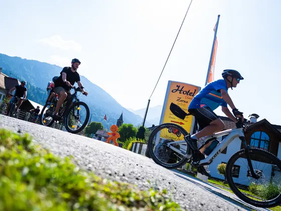 Cyclists in front of the Hotel Garni Zerza in the summer.