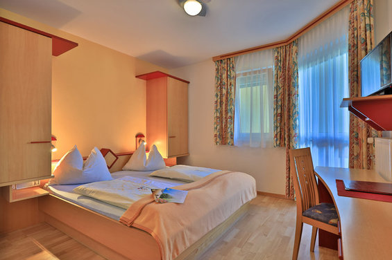 Double bed in the Hansel and Gretel 2 apartment