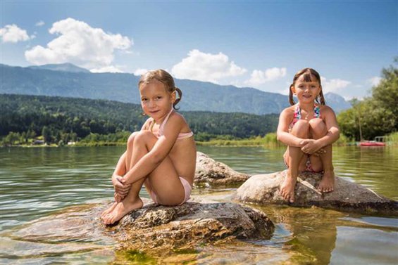 Swimming fun for children around the Zerza bed and breakfast