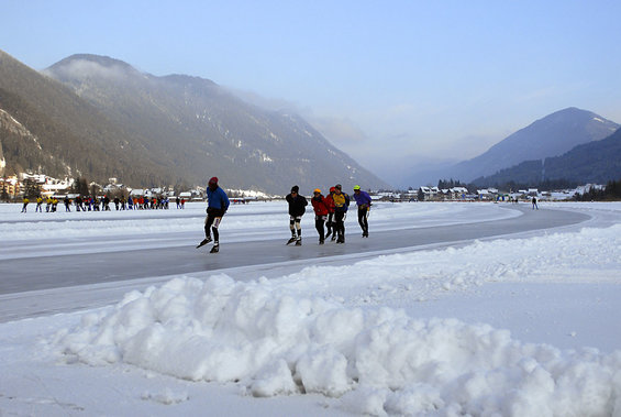 Ice skating on Lake Weissensee not far from the Hotel Garni Zerza in Carinthia