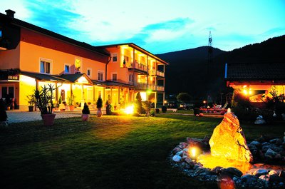 Hotel Garni Zerza at Nassfeld by night