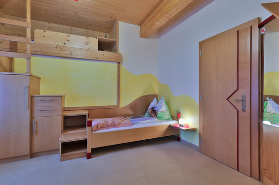 Children's room in family room no. 9