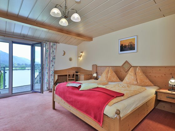A bed in a standard double room at Hotel Garni Zerza.