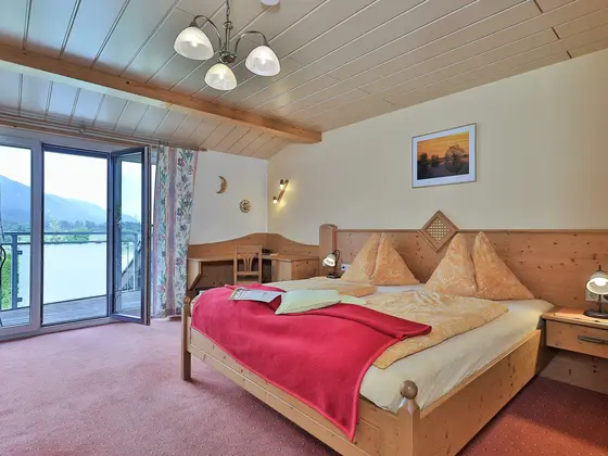 A bed in a standard double room at Hotel Garni Zerza.
