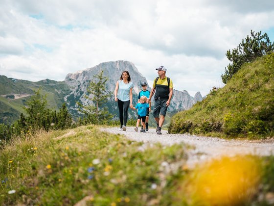 Parents hiking with their child (c) Martin Hofmann - nassfeld.at.