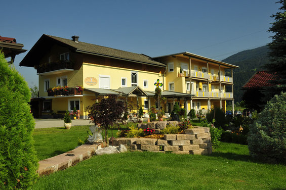 Garden of the Hotel Garni Zerza at Nassfeld