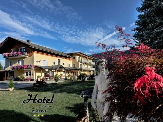 View of the Hotel Garni Zera in Tröpolach Garden of the Hotel Garni Zerza.