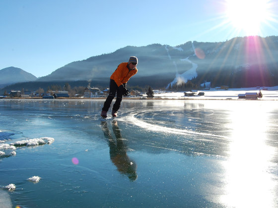 Ice skating on Lake Weissensee around the Zerza bed and breakfast at Nassfeld