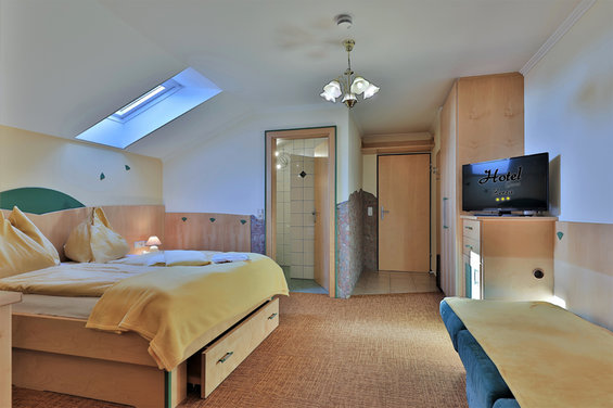 Double bed in Apartment 8