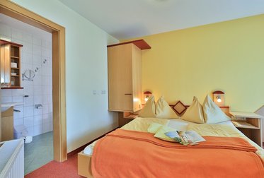 Bedroom in family room no. 6 at Hotel Garni Zerza