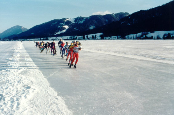 Group of ice skaters around the Zerza bed and breakfast