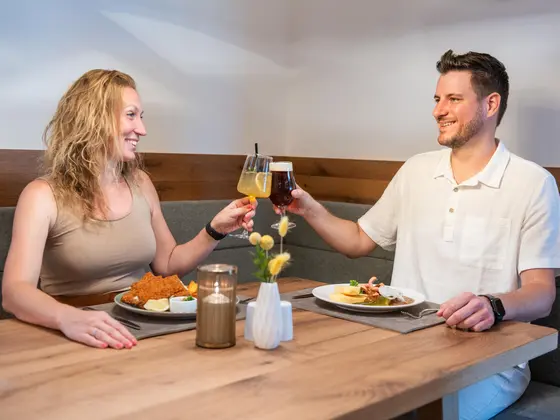 A couple enjoying an aperitif at the Vista restaurant.
