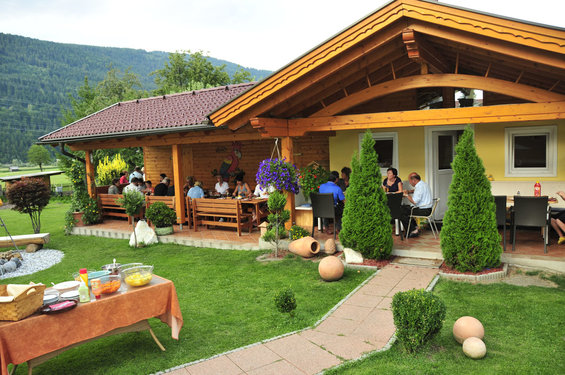 Barbecue evening at the Zerza bed and breakfast in Carinthia