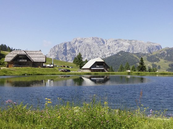Watschinger Alm with Lake (c) nassfeld.at.