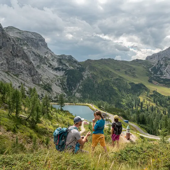 A family hiking on the Aquatrail (c) TineFoto - nassfeld.at.