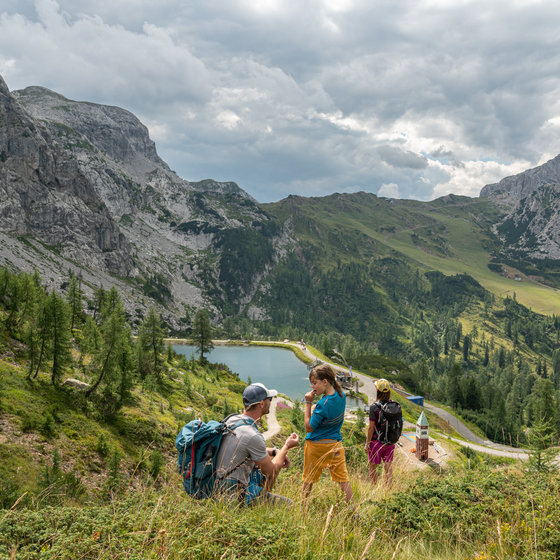 A family hiking on the Aquatrail (c) TineFoto - nassfeld.at.