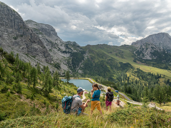 A family hiking on the Aquatrail (c) TineFoto - nassfeld.at.