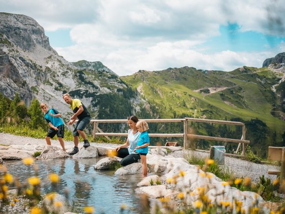 A family takes a break while hiking (c) Martin Hofmann - nassfeld.at.