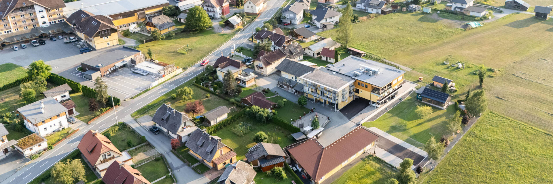Aerial view of the Hotel Garni Zerza in Tröpolach.